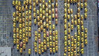 Yenikapı'ya taksici akını! Taksimetre güncelleme sırası böyle görüntülendi