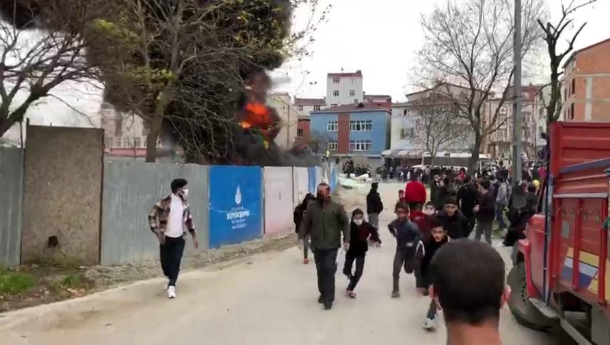 Arnavutk&ouml;y 30 Ağustos Caddesi&rsquo;nde yapımı devam eden bir k&uuml;lt&uuml;r merkezi inşaatında yangın &ccedil;ıktı. Yangından y&uuml;kselen dumanlar kilometrelerce uzaktan g&ouml;r&uuml;l&uuml;rken, olay yerine &ccedil;ok sayıda itfaiye ekibi sevk edildi.