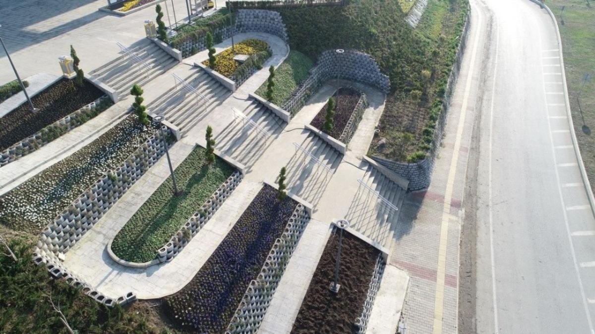 İlkadım&lsquo;da mevsimlik &ccedil;i&ccedil;ek dikimiyle her yer renkleniyor