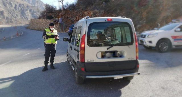 Bayburt’ta polis ve jandarma denetimlere devam ediyor