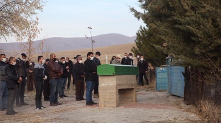 Kırşehir&rsquo;de vahşetin ardından cenazeler defnediliyor