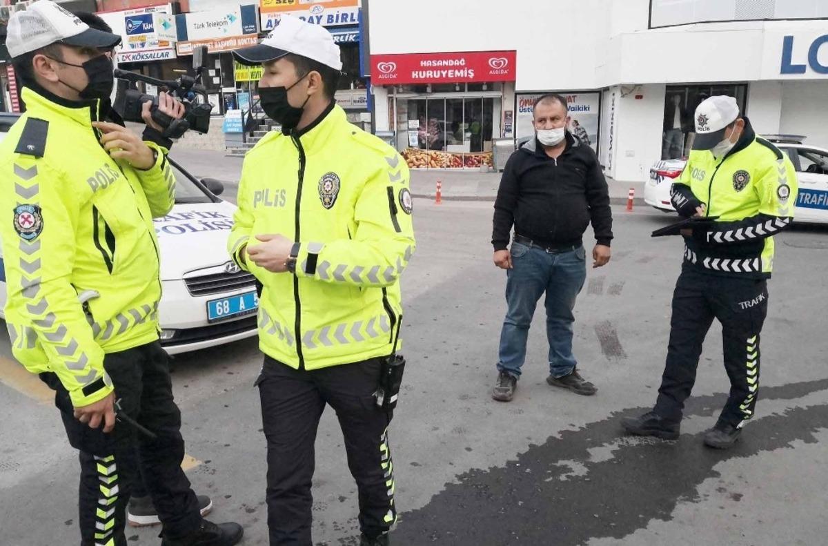 Trafikte muayenesiz ara&ccedil;la yakalandı, basın mensuplarına kızdı