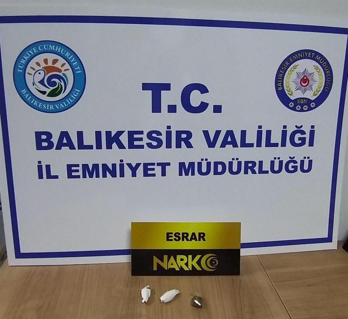 Balıkesir&rsquo;de polis 12 uyuşturucu ş&uuml;phelisini yakaladı