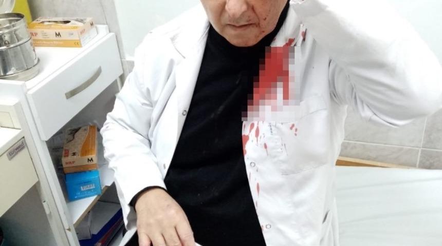 İzmir&rsquo;de doktorun kafasını taşla yardığı iddiasıyla g&ouml;zaltına alınan ş&uuml;pheli, adli kontrol şartıyla serbest bırakıldı