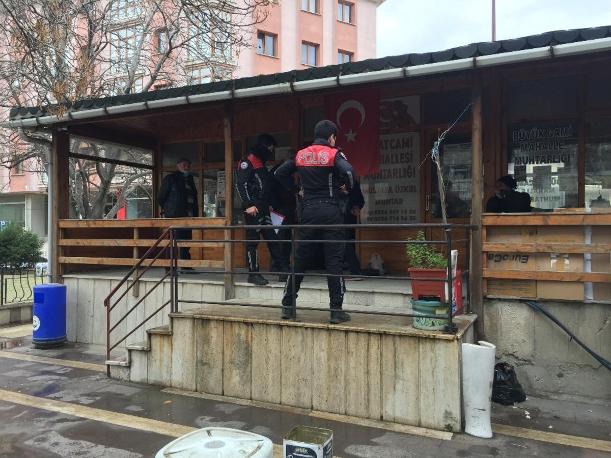 Sokağa &ccedil;ıkma kısıtlamasında muhtarlık binasını soymaya &ccedil;alıştılar