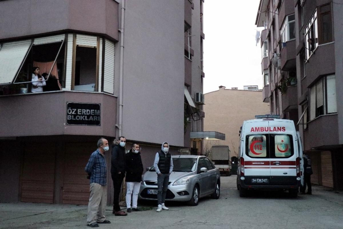 Yabancı uyruklu iki kardeş birbirini bı&ccedil;akladı, &ccedil;evredekiler olayı film gibi izledi