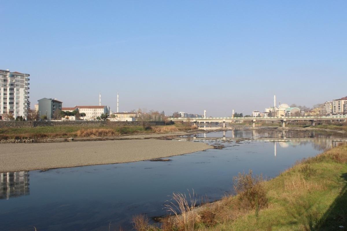 Yeşilırmak Nehri&rsquo;nde sular &ccedil;ekildi