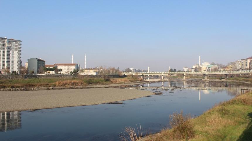 Yeşilırmak'ta sular çekildi