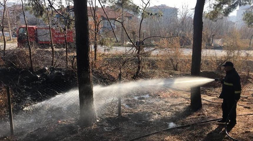 Bah&ccedil;e yangını ormana sı&ccedil;ramadan s&ouml;nd&uuml;r&uuml;ld&uuml;
