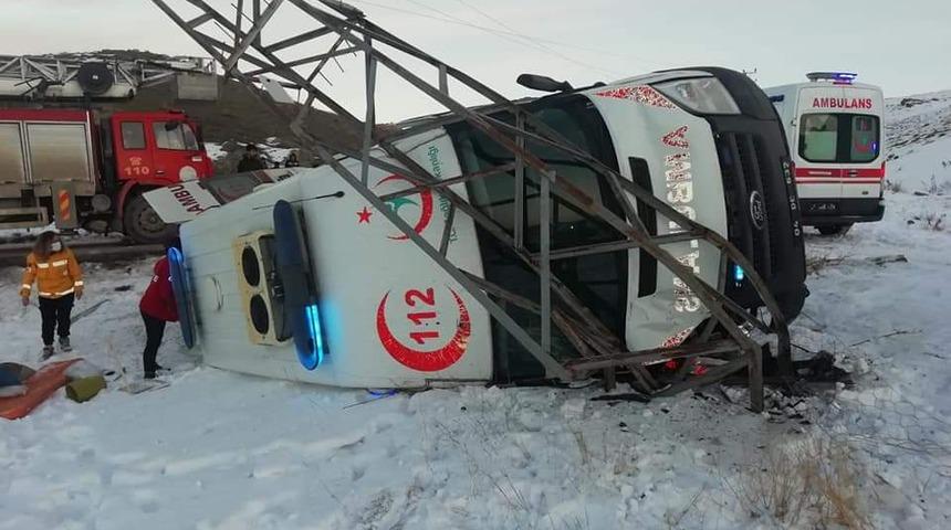 Ağrı'da hasta taşıyan ambulans elektrik direğine çarpıp, yan yattı: Yaralılar var