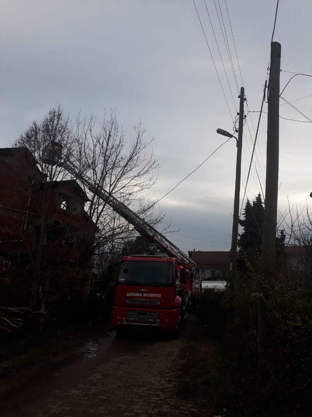 Çaycuma’da bir evde tüp bomba gibi patladı