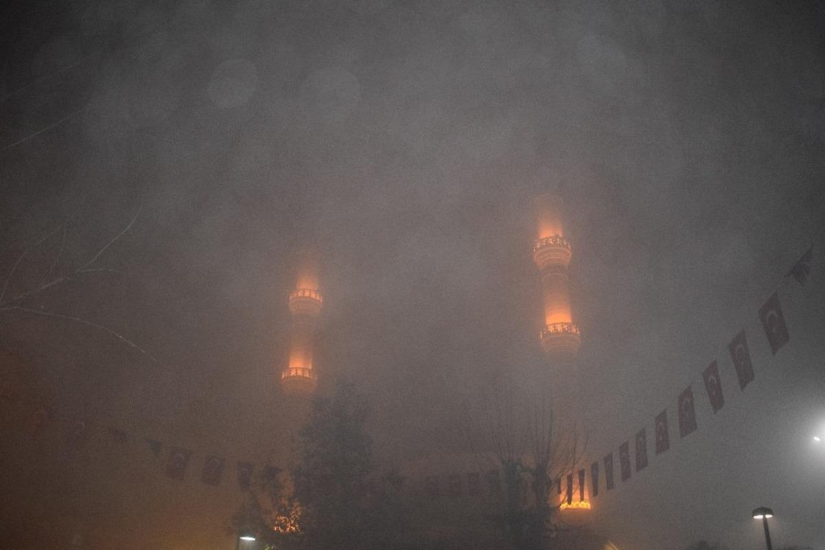 Malatya&rsquo;da yoğun sis kartpostallık g&ouml;r&uuml;nt&uuml;ler oluşturdu