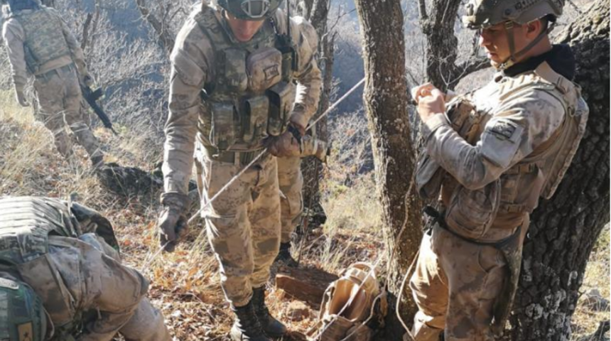 Bitlis'te PKK'lı teröristlerin kullandığı 10 sığınak imha edildi