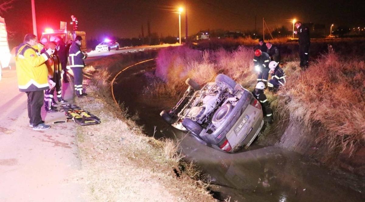 Sulama kanalına d&uuml;şm&uuml;ş ara&ccedil; ekipleri alarma ge&ccedil;irdi