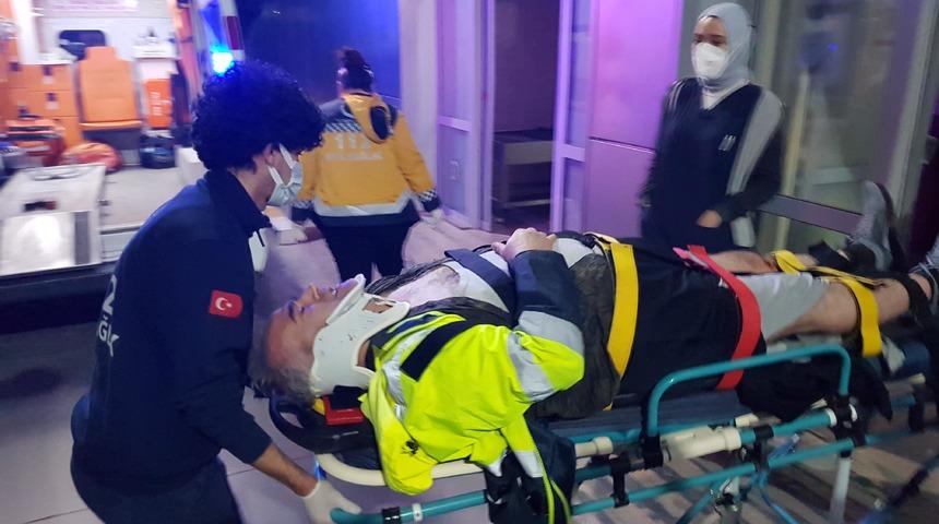 Aracına yakıt almak isterken 2 metre y&uuml;kseklikten d&uuml;ş&uuml;p, yaralandı