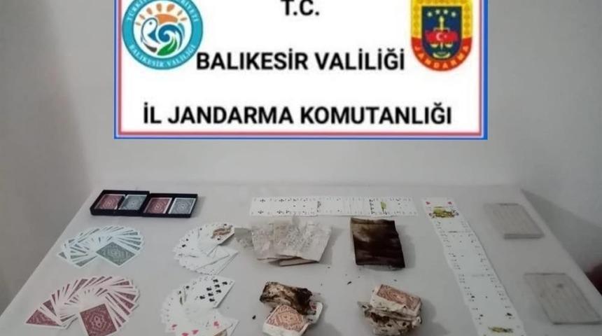 Ayvalık ve Havran&rsquo;da jandarmadan 28 kişiye kumar operasyonu