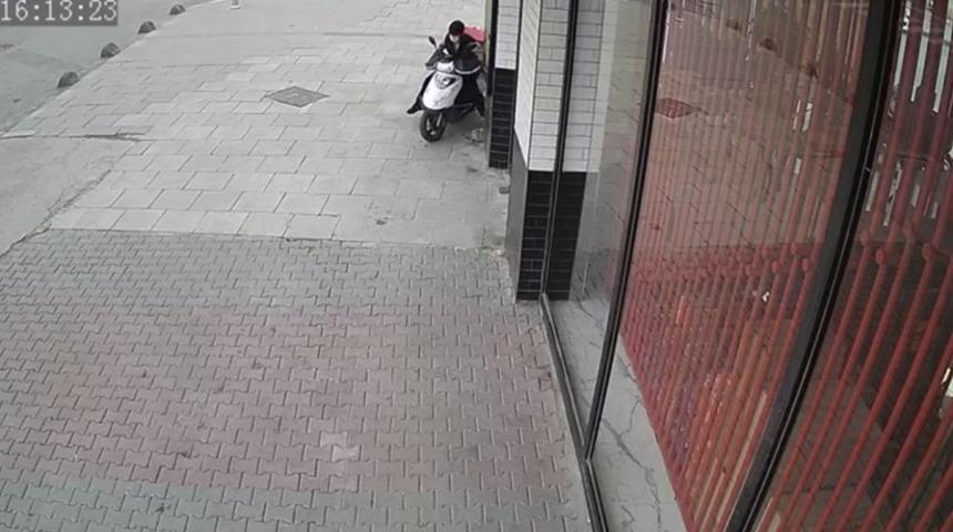 Lokantanın &ouml;n&uuml;nden motosikleti b&ouml;yle &ccedil;aldı