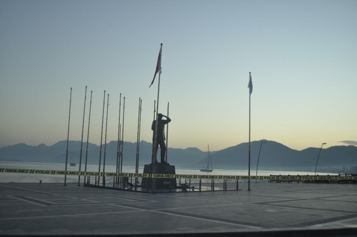 4 g&uuml;nl&uuml;k kısıtlama Marmaris&rsquo;te sakin ge&ccedil;ti