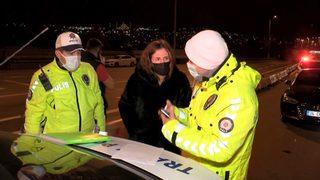 Kimlik soran polise banka kartı gösterdi