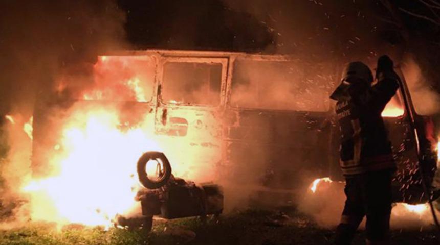 Korkun&ccedil; olay! Ara&ccedil;ta yanarak hayatını kaybetti