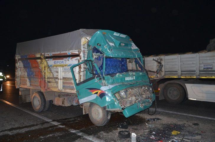 Tıra çarpan kamyonun sürücüsü kabinde sıkıştı G1
