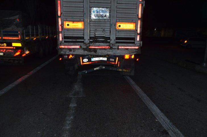 Tıra çarpan kamyonun sürücüsü kabinde sıkıştı G2