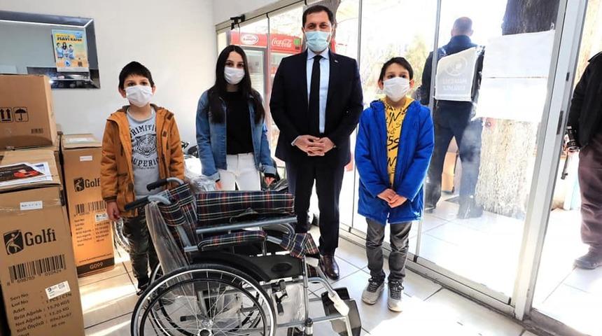 Vali Masatlı, engelliler için mavi kapak toplayan Damlar kardeşleri kutladı