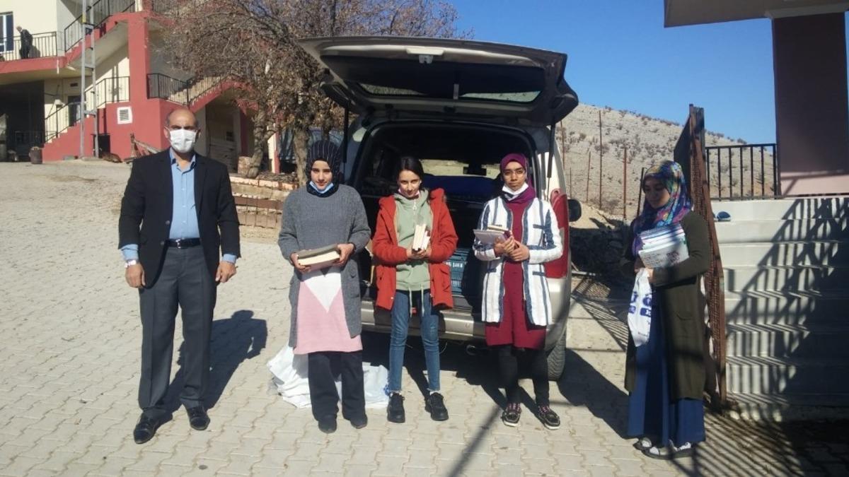 Kahtalı &ouml;ğretmenler k&ouml;ydeki kız &ouml;ğrencilerine kitap dağıttı