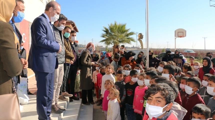 Ak&ccedil;akale&rsquo; de &ouml;ğrencilere temizlik seti desteği