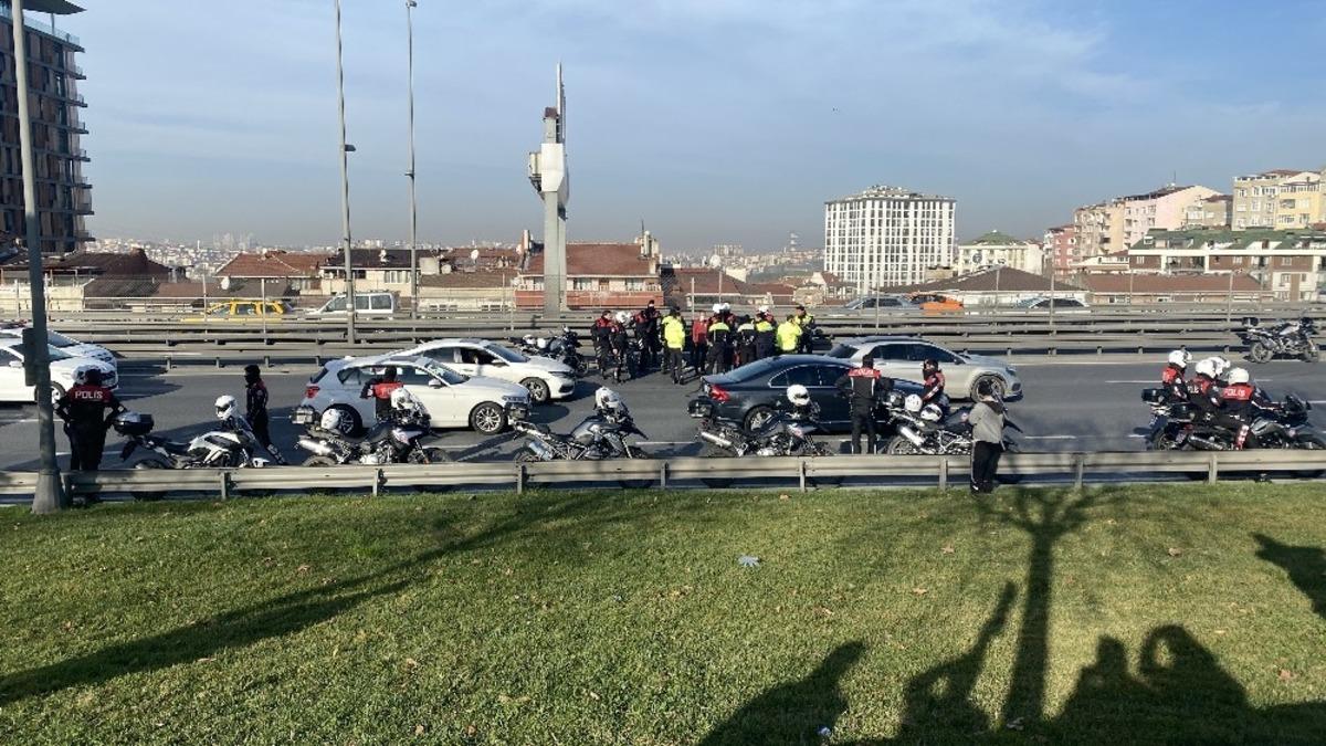 (&Ouml;zel) E-5 Karayolu&rsquo;nda kaza ge&ccedil;iren motosikletli polisin yardımına meslektaşları koştu