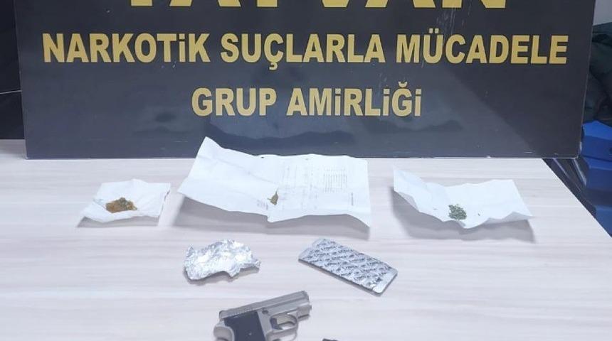 Tatvan&rsquo;da uyuşturucu ve silah ele ge&ccedil;irildi