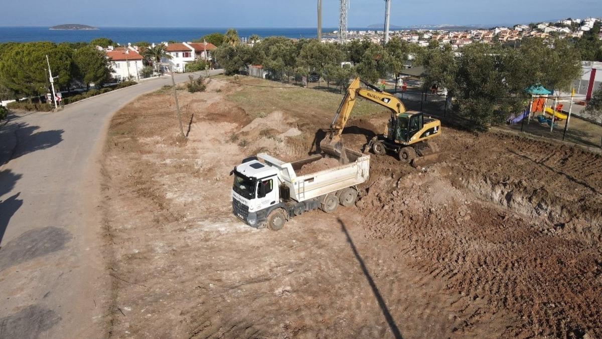 Temel kazısından &ccedil;ıkan ağa&ccedil;lar yeni yaşam alanlarına yerleştirildi