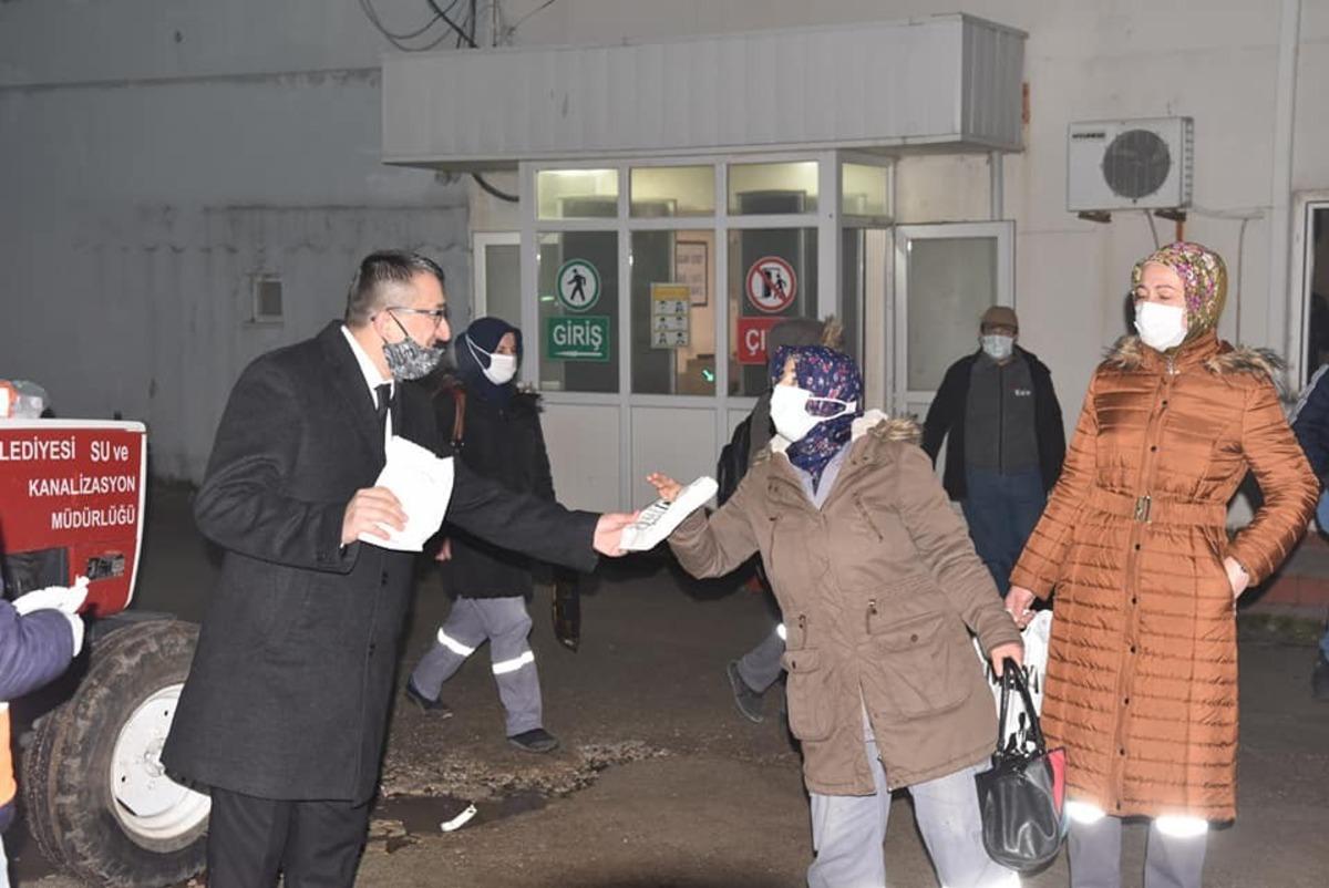 Başkan &Ouml;z&rsquo;den sıcak &ccedil;orba ikramı