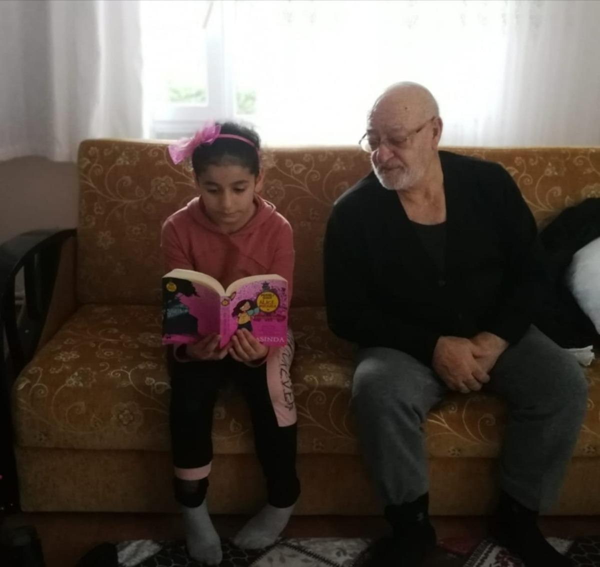 Evlerden &ccedil;ıkamayan &ouml;ğrenciler zamanlarını kitap okuyarak ge&ccedil;iriyor