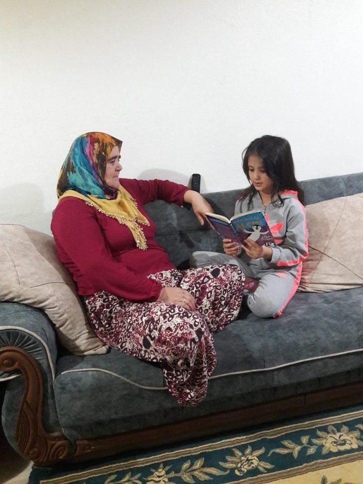 Evlerden çıkamayan öğrenciler zamanlarını kitap okuyarak geçiriyor G2