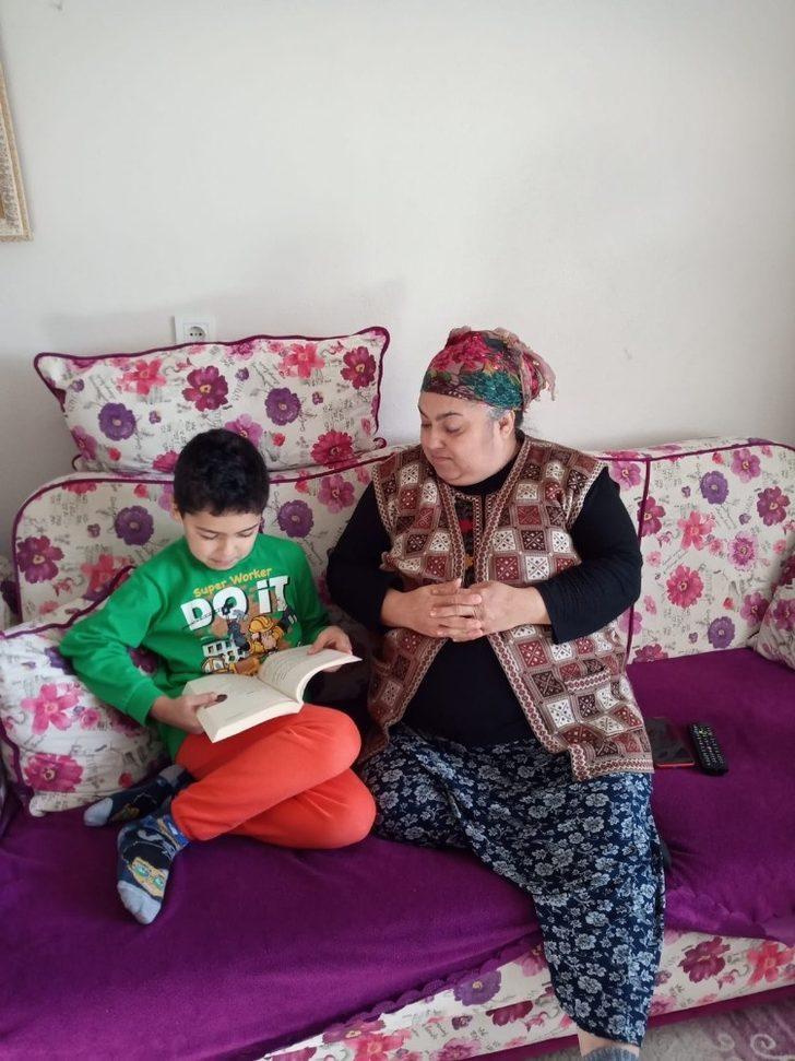 Evlerden çıkamayan öğrenciler zamanlarını kitap okuyarak geçiriyor G3