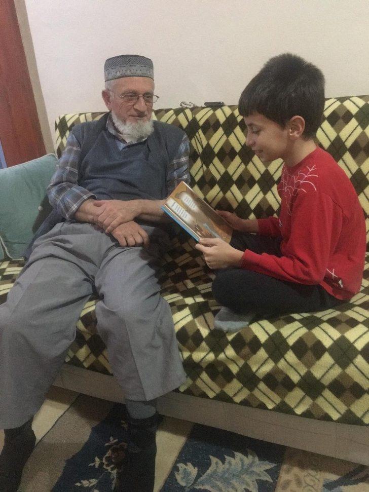 Evlerden çıkamayan öğrenciler zamanlarını kitap okuyarak geçiriyor G4