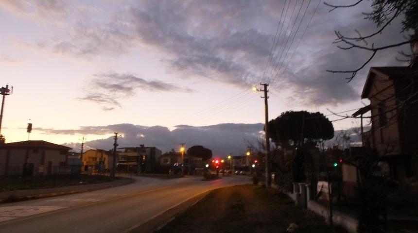 Burhaniye’de yağmur bulutları beğeni ile izlendi