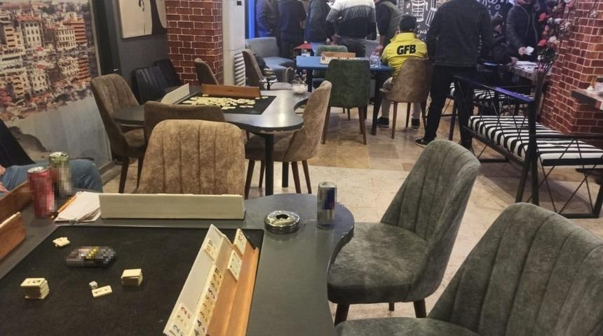 Sultangazi&rsquo;de ruhsatsız kafede iskambil oyunu oynayan 16 kişiye 50 bin lira ceza