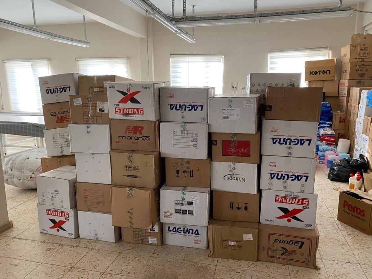 Bismilli iş adamlarından &ouml;ğrencilere mont ve bot yardımı