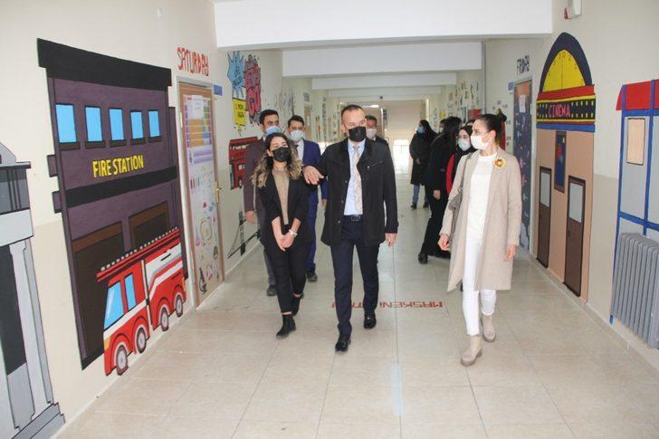 Ağrı’da 321 okul koridorunun duvarları yabancı dil görselleri ile süslendi G3