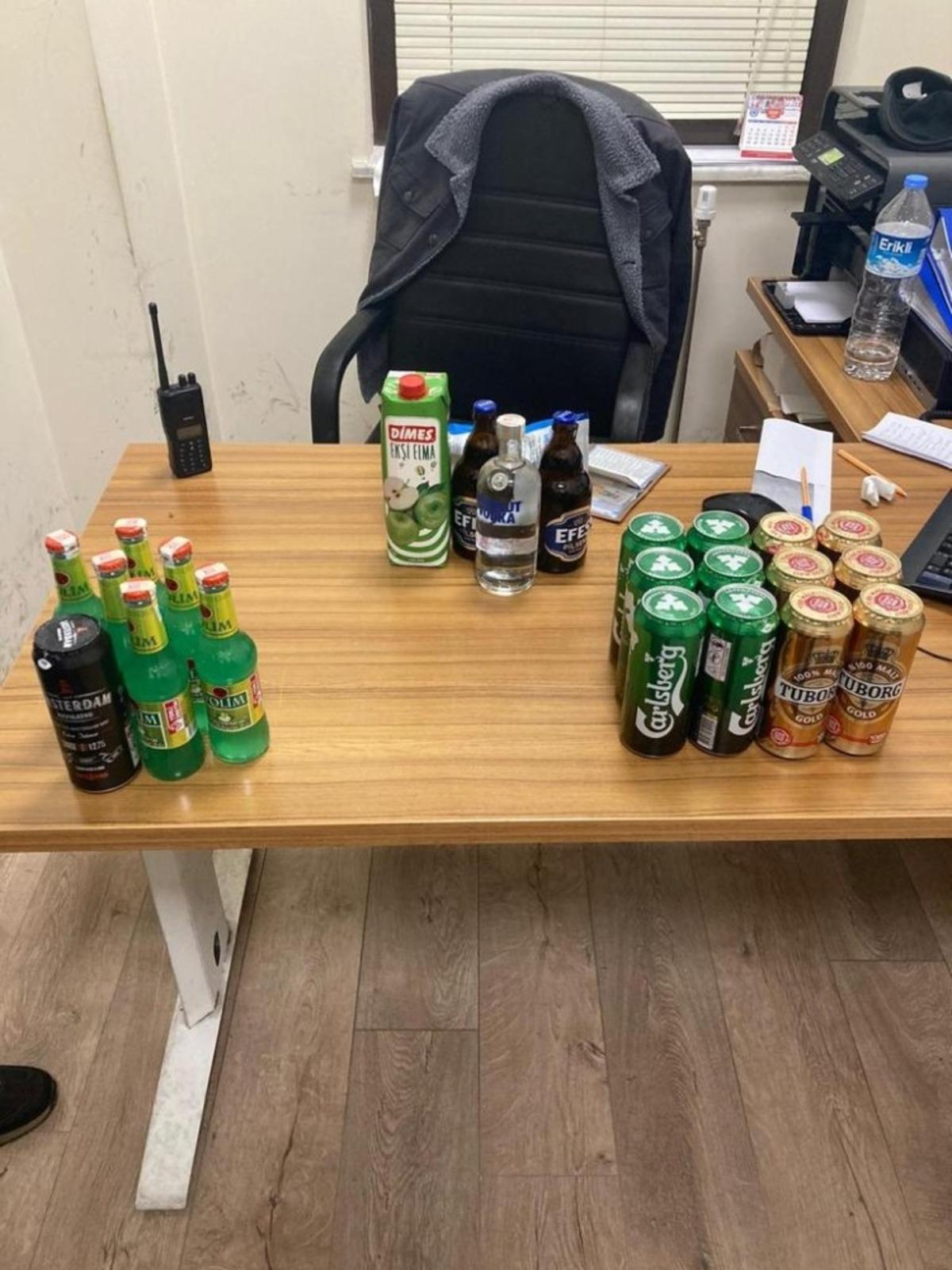 Telefonla sipariş verenlere alkol taşıyan taksici polis ekiplerine yakaladı