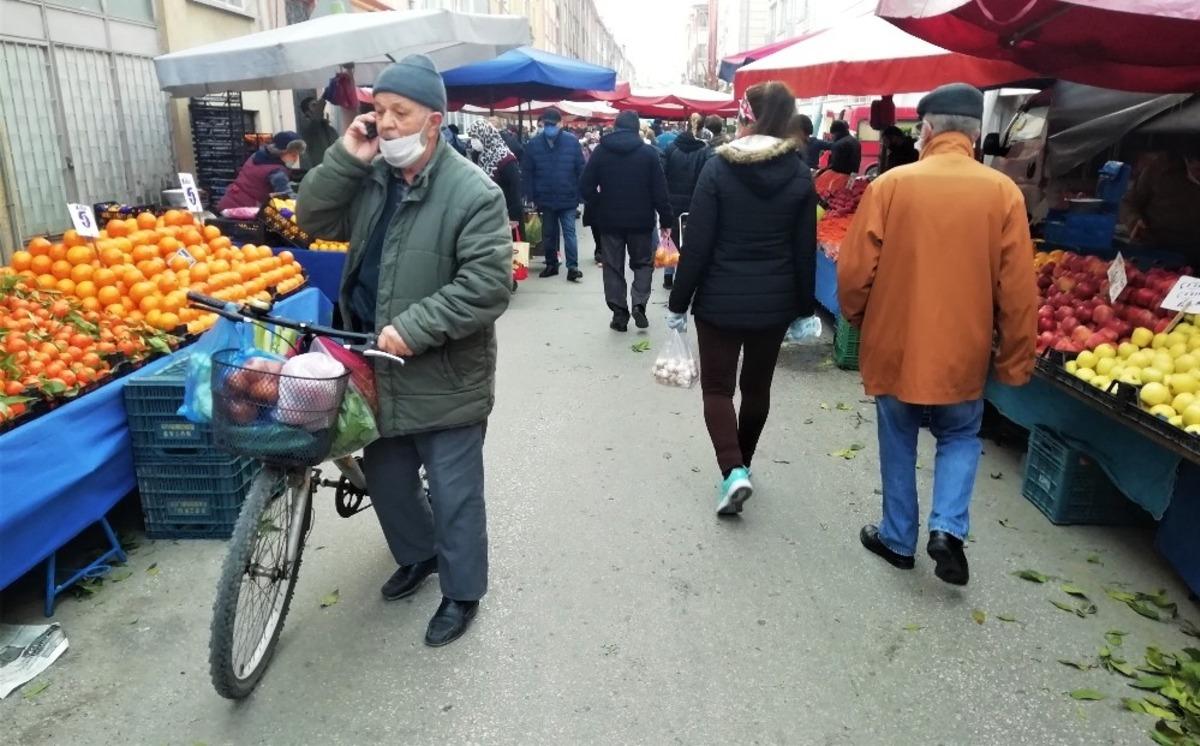 Pazartesi pazarında tedbirden uzak g&ouml;r&uuml;nt&uuml;ler