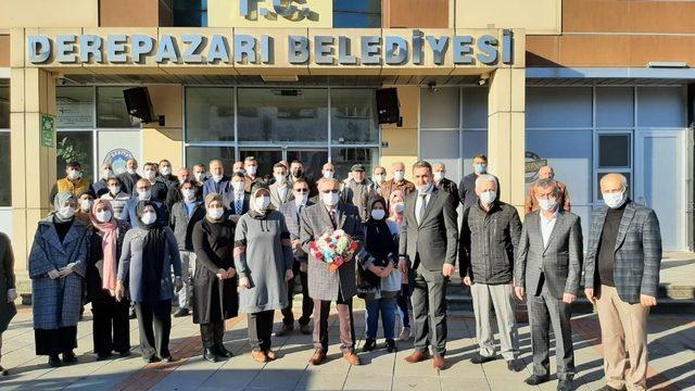 Covid 19’u yenen belediye başkanı 53 gün sonra çiçeklerle karşılandı