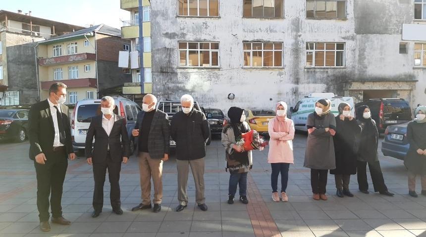 Covid 19&rsquo;u yenen belediye başkanı 53 g&uuml;n sonra &ccedil;i&ccedil;eklerle karşılandı