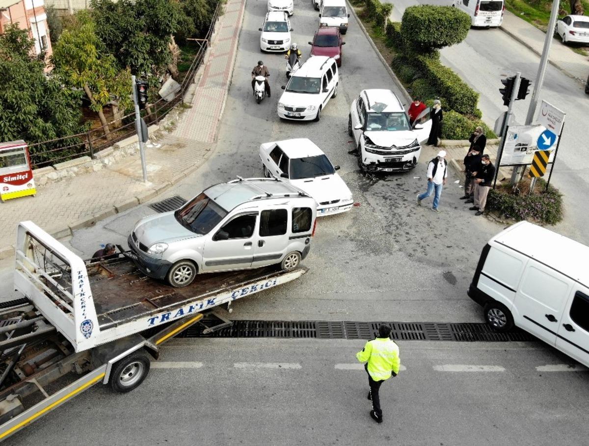 Kırmızı ışıkta 3 ara&ccedil;lı zincirleme kaza: 4 yaralı
