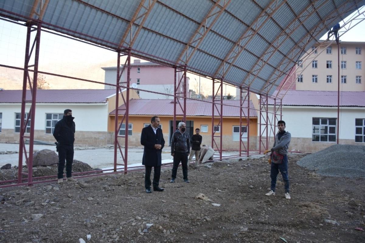 Şemdinli&rsquo;de halı saha &ccedil;alışmaları devam ediyor