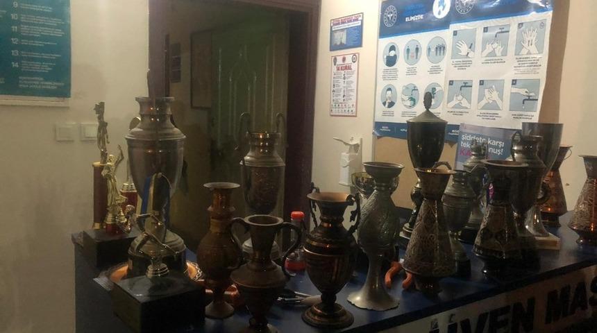 Tarihi okulun m&uuml;zesindeki kupaları &ccedil;aldılar