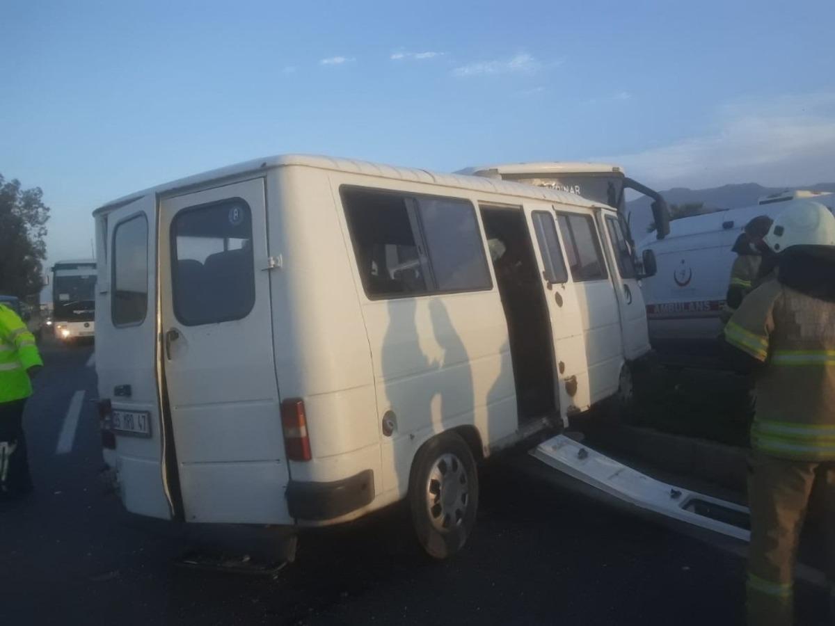 İş&ccedil;i servis otob&uuml;s&uuml; ile yolcu minib&uuml;s&uuml; &ccedil;arpıştı: 4 yaralı
