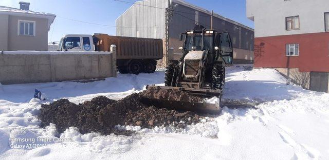 Çaldıran’da eksi 39 derecede çöpler toplanıyor